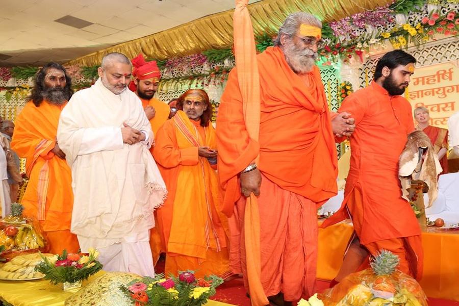 Brahmachari Girish Ji with Shankarayacharya Anant Shri Vasudevanand Maharaj Ji.